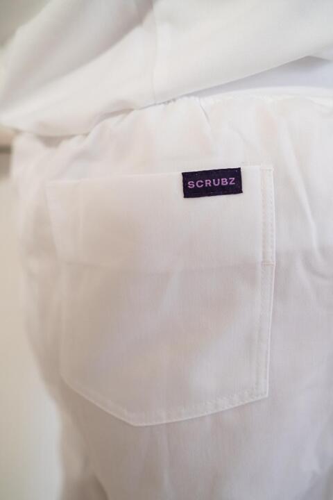 "SCRUBZ" the uks premium scrub brand.. SNOW size LARGE 14-16 Thumbnail 1