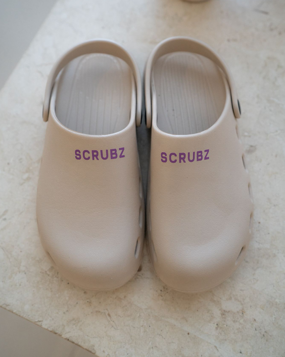(SCRUBZ) a fresh new look into work wear FOAMIES - IVORY SIZE UK 7 Thumbnail 1