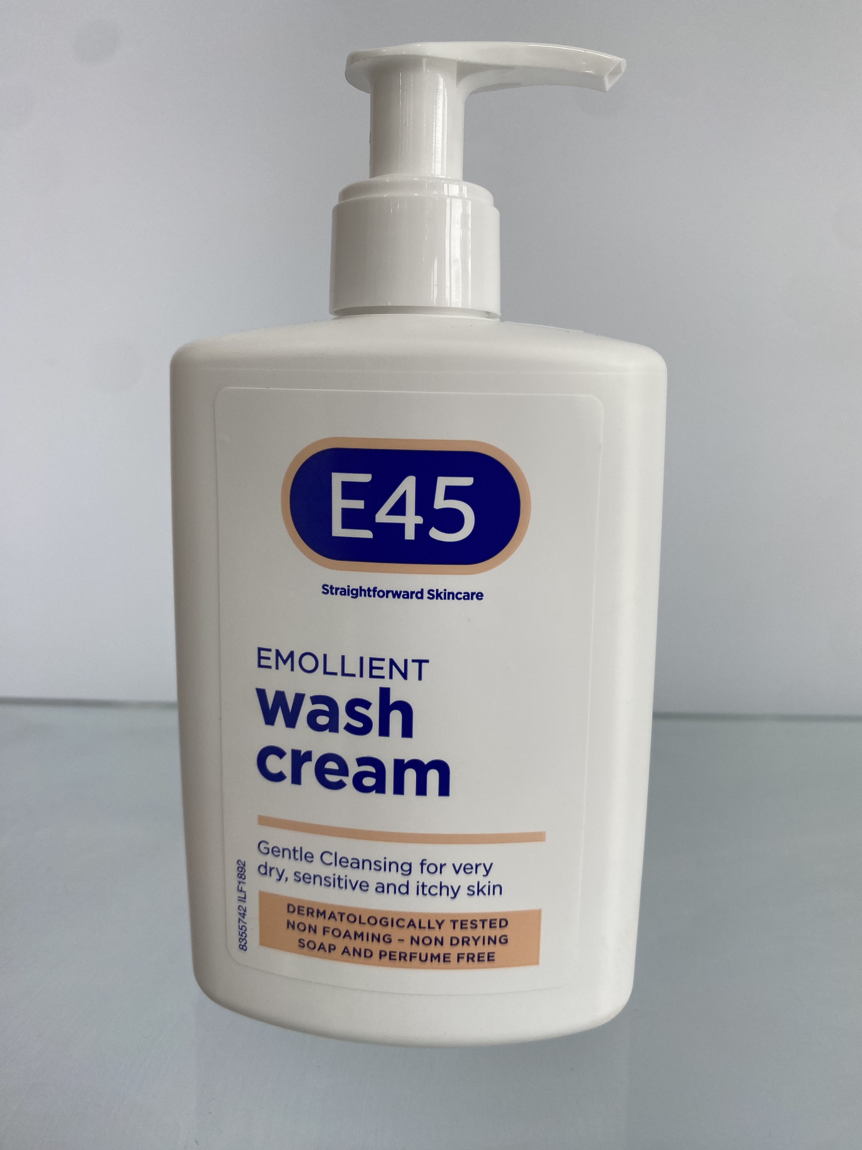 E45 Straightforward Skincare EMOLLIENT wash cream - 1